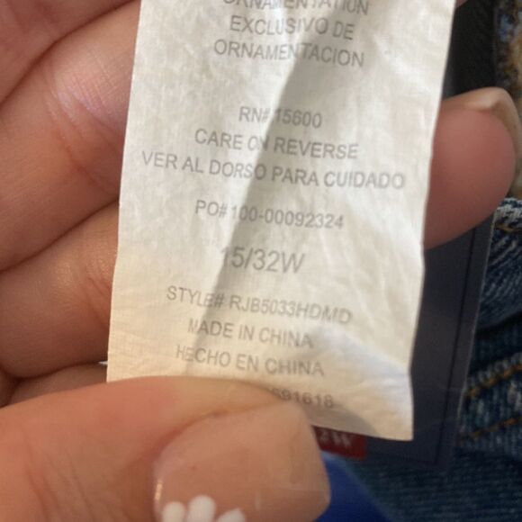 NWT- rewind high rise, medium wash- distressed Jean shorts- size 15/32W - Picture 10 of 13